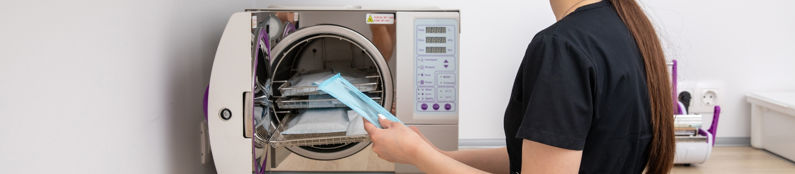 Autoclave professionnel en fonctionnement dans un cabinet médical à La Réunion