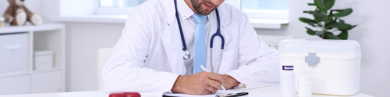 Un docteur liste ses futurs achats de mat├®riel m├®dical - D-M-O-I-.png